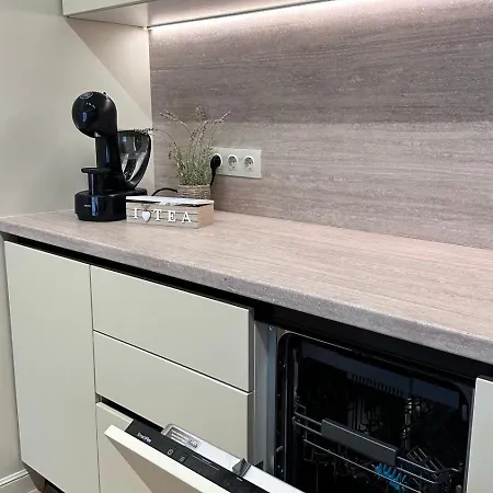 High End Elegant Living & Free Parking