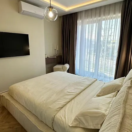 High End Elegant Living & Free Parking Апартаменты