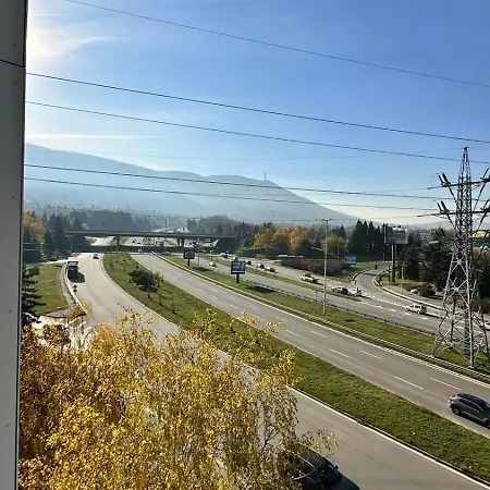 High End Elegant Living & Free Parking *