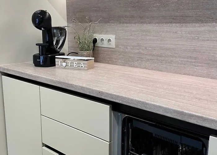 High End Elegant Living & Free Parking