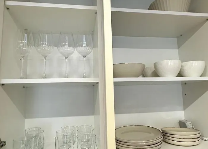 High End Elegant Living & Free Parking *