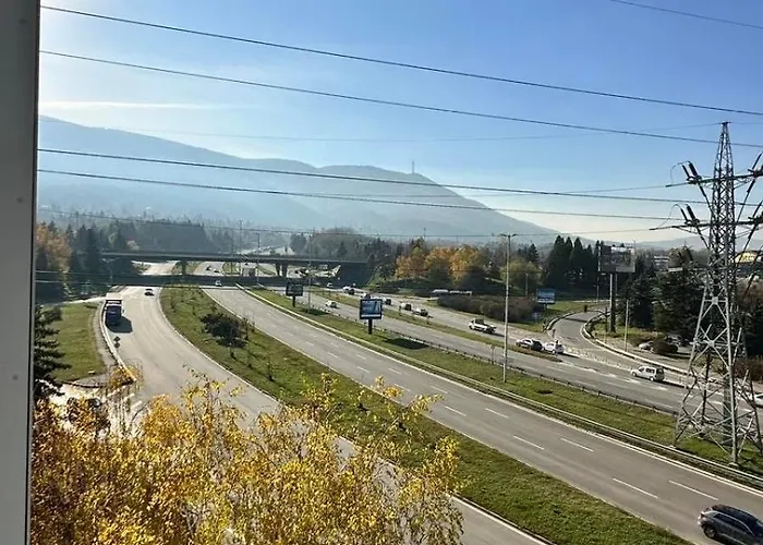 High End Elegant Living & Free Parking *