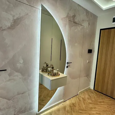 High End Elegant Living & Free Parking Apartament *